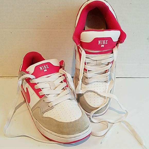 WOMEN'S NIKE SNEAKERS (sz 6Y) - Picture 1 of 5